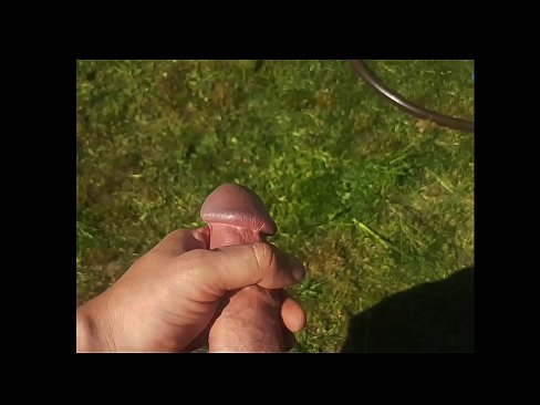 ❤️ Una guapa calenta es folla el seu cony rosa i es corre amb un esquitxat en un jardí d'estiu ❤️❌ Putes a nosaltres ❤