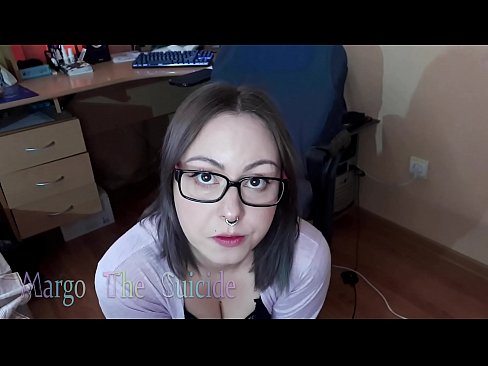 ❤️ Noia sexy amb ulleres xucla un consolador profundament davant la càmera ❤️❌ Putes a nosaltres ❤