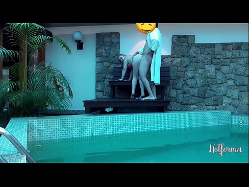 ❤️ El cap convida la criada a la piscina, però no va poder resistir-se a una calor ❤️❌ Putes a nosaltres ❤